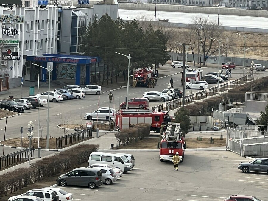 К ОКЦ в Благовещенске стянулись пожарные машины