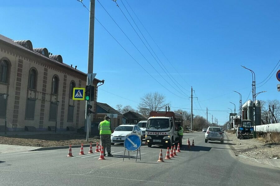 В Благовещенске начали устранять дефекты на улице Мухина фото 