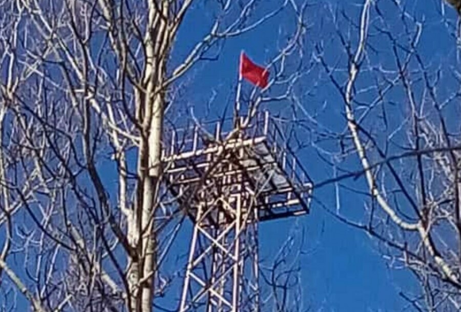 В Зее в память о Владлене Татарском на вышку водрузили флаг фото