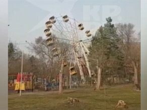 В приморском городе  рухнуло колесо обозрения в парке видео 