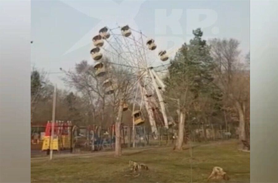 В приморском городе  рухнуло колесо обозрения в парке видео 