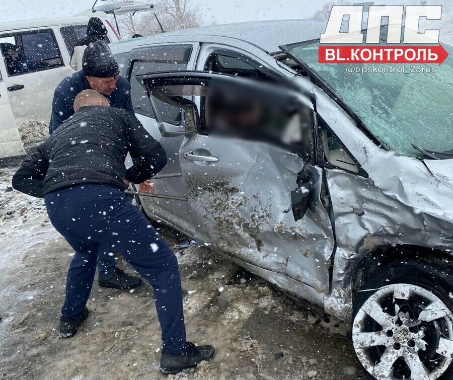 Пожарные помогали пострадавшим выбираться из покореженных авто на трассе Благовещенск  Белогорск