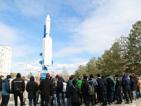 Возле АмГУ посадили Космическую аллею и открыли 12 метровый макет ракеты Ангара