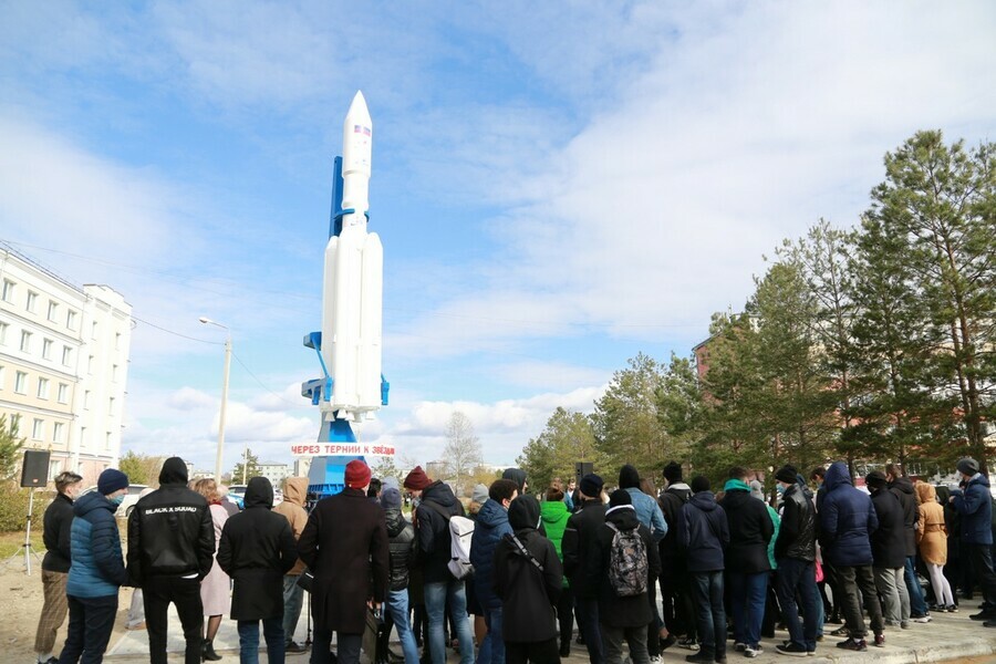Возле АмГУ посадили Космическую аллею и открыли 12 метровый макет ракеты Ангара