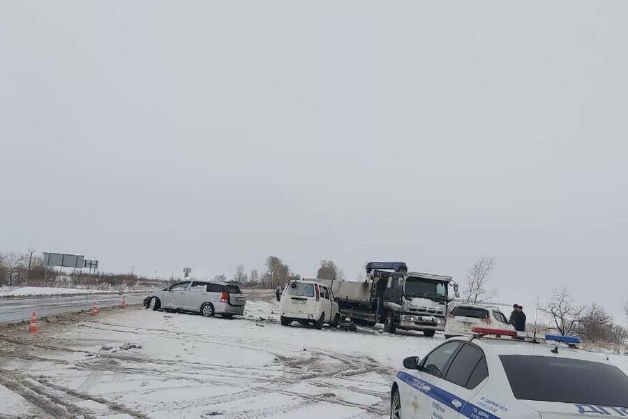 Апрельский снегопад спровоцировал множество аварий на дорогах Приамурья фото 