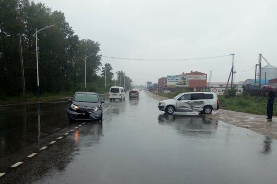 На благовещенских перекрестках попали в аварию почти тысяча автомобилей 2 человека погибли