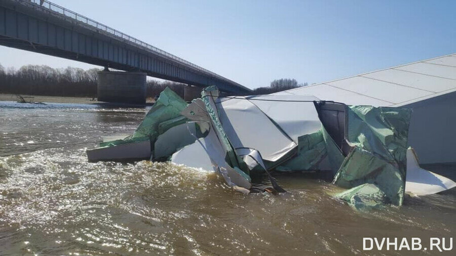 Водитель Lexus столкнувшийся с фурой на мосту через реку Хор ранее был лишен прав
