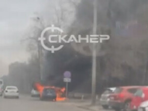 В центре Благовещенска загорелся автомобиль видео