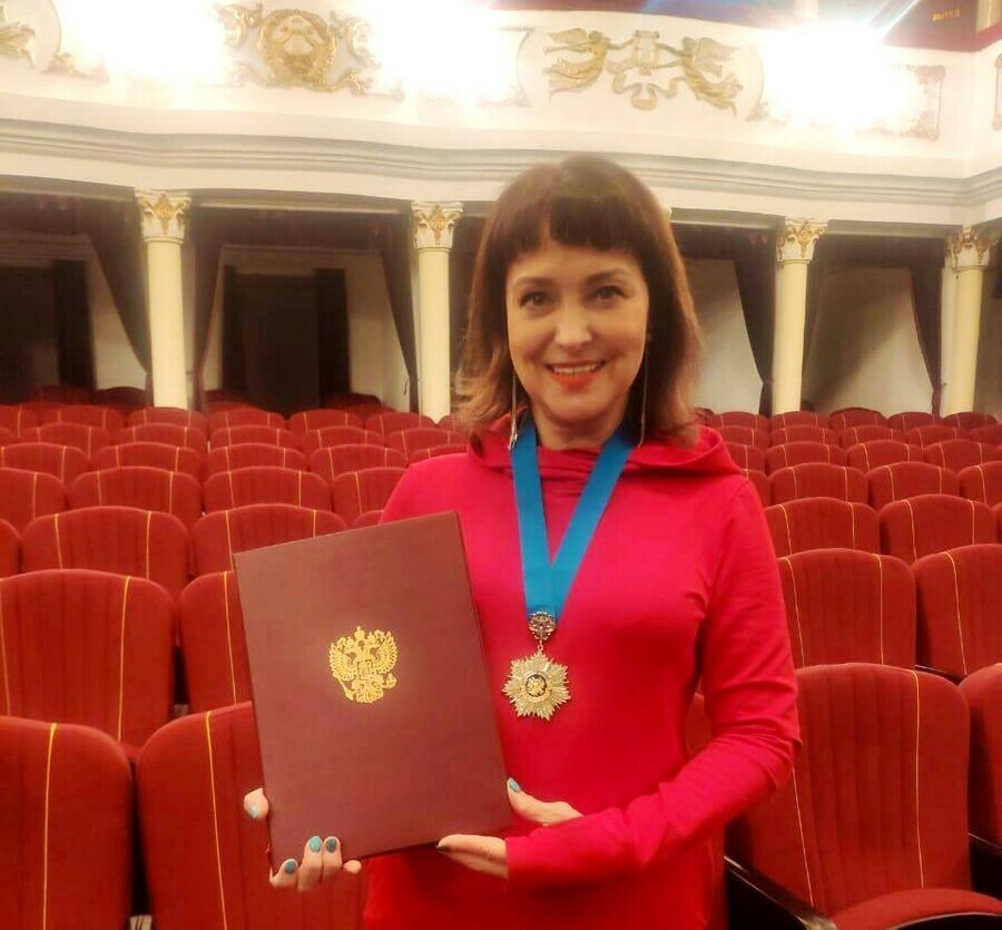 Заслуженная артистка Амурской области Марина Щёкина получила орден