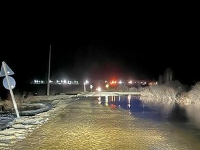 На севере Амурской области изза перелива воды через дорогу закрыто движение транспорта