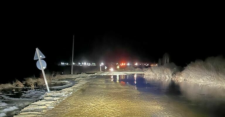 На севере Амурской области изза перелива воды через дорогу закрыто движение транспорта