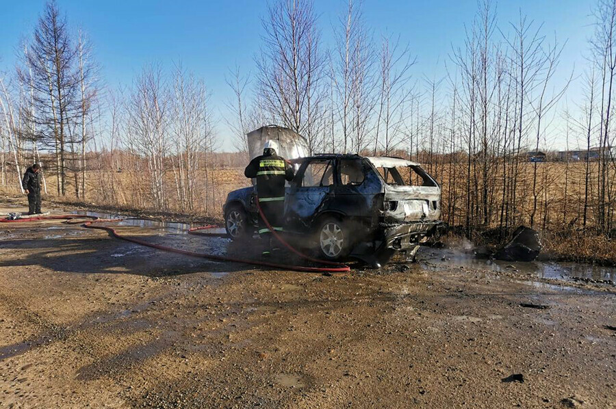 На дороге в Февральске огнем уничтожен автомобиль 