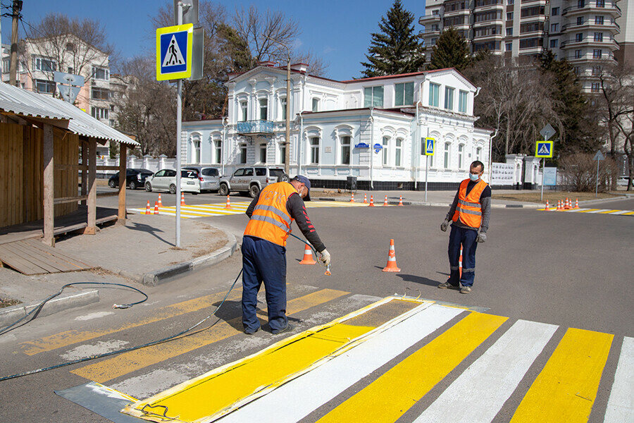 На дорогах Благовещенска начали обновлять дорожную разметку 