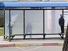 В центре Благовещенска дети атаковали автобусную остановку видео