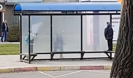 В центре Благовещенска дети атаковали автобусную остановку видео