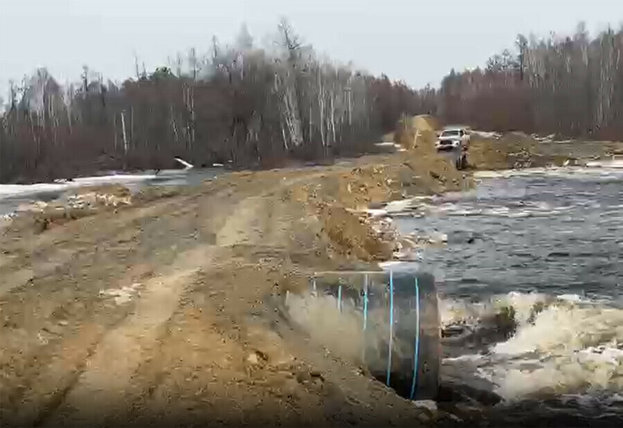 В Приамурье с дороги Магдагачи  Толбузино уходит вода проезд открывают видео