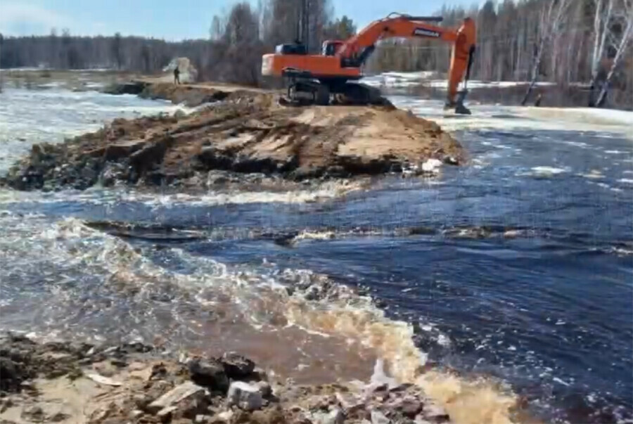 В одном из районов Приамурья ввели режим ЧС водой отрезан поселок спецтехника в ловушке видео