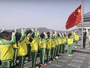 Школьники на границе с Россией отсалютовали государственному флагу Китая видео