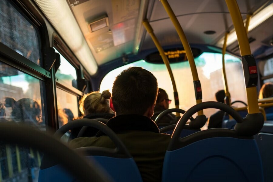 Дошло до абсурда в Благовещенске пассажира едва не выкинули из автобуса за отказ уступить место женщине