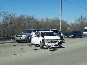 В Благовещенске на Театральной столкнулись три машины работала скорая видео