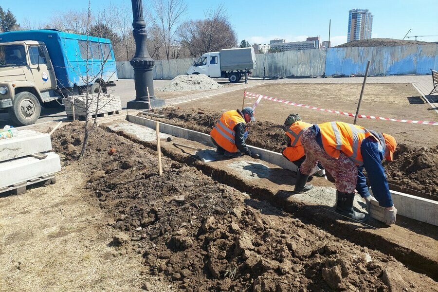 Вместо вытоптанного газона плитка по набережной Амура в Благовещенске станет удобнее гулять фото 