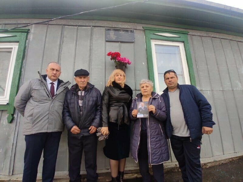 В амурском селе на доме где жил Герой России появилась мемориальная доска