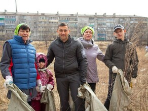 Мэр Благовещенска вместе с фанатами города убрал захламленную территорию