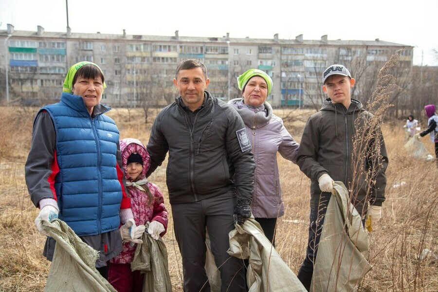 Мэр Благовещенска вместе с фанатами города убрал захламленную территорию