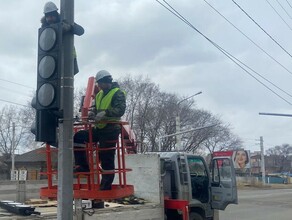 Новый светофор монтируют на Горького