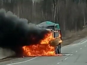 Бесстрашный Горящий взрывающийся грузовик не испугал амурского автомобилиста