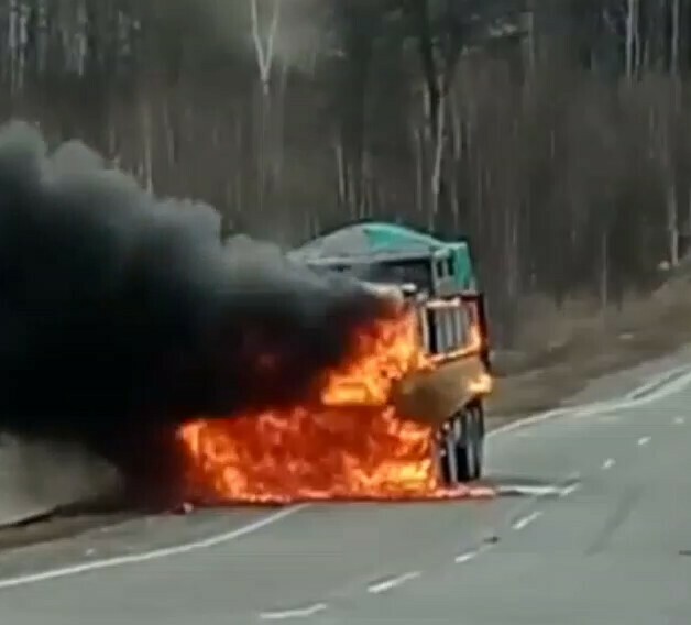 Бесстрашный Горящий взрывающийся грузовик не испугал амурского автомобилиста