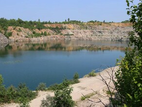 Обратная сторона каменного карьера люди сами там свинячат 