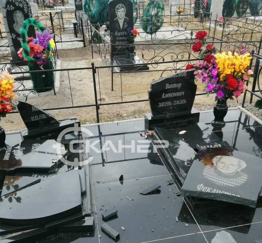 В диком погроме на кладбище Завитинска жители подозревают подростков Идет поиск причастных