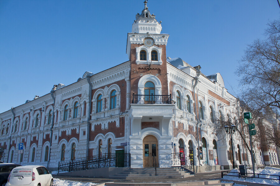  В Амурском краеведческом музее представят на выставке коллекцию одежды из лихих 90х