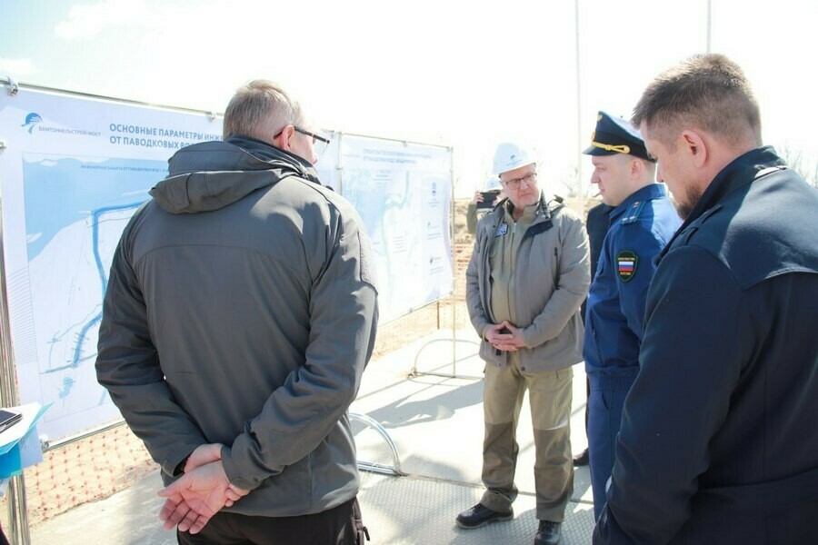 Власти и прокуратура проверили как идет подготовка к строительству дамб в неоднократно тонувшей Владимировке