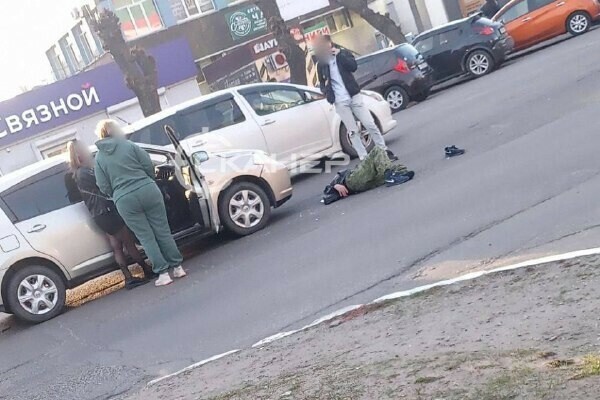 В Благовещенске возле торгового центра сбили пешехода