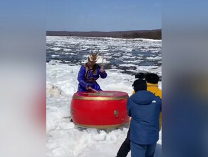 Китайский шаман показал как надо радоваться ледоходу на Амуре видео 