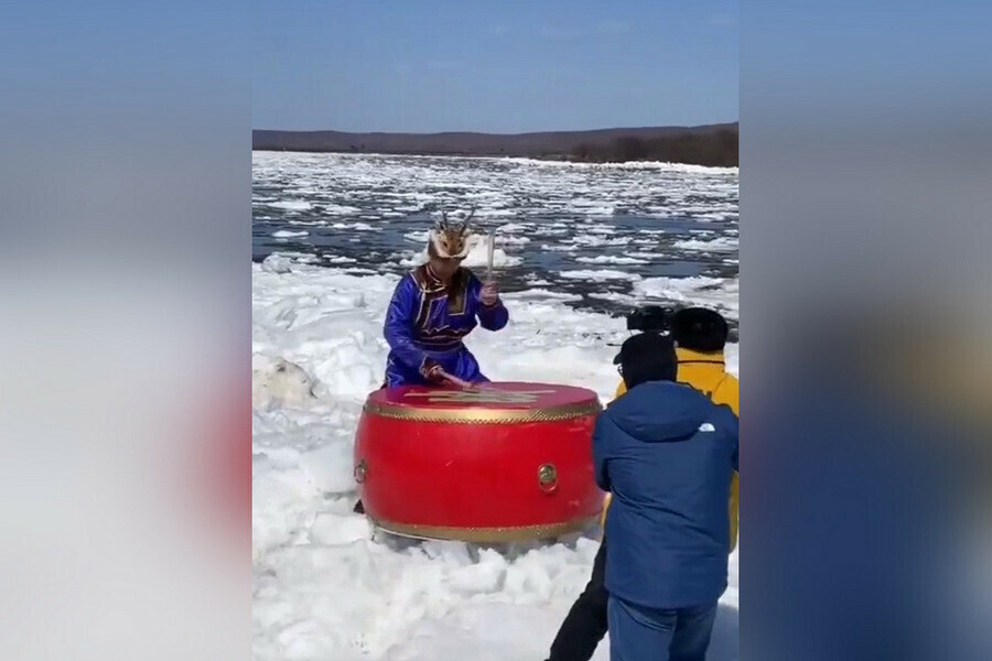 Китайский шаман показал как надо радоваться ледоходу на Амуре видео 