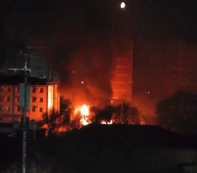 В центре Благовещенска сгорел полностью еще один деревянный дом видео