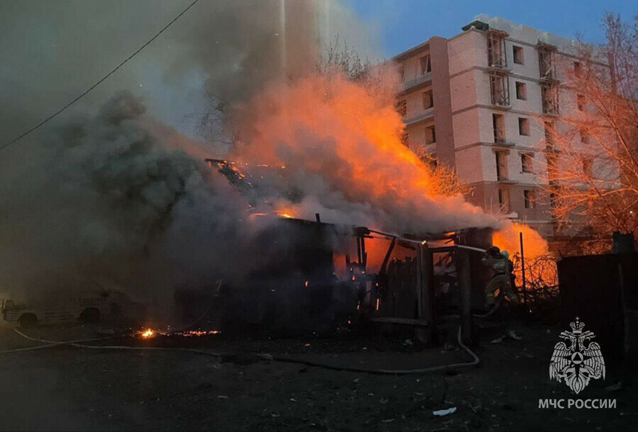 Пожар на Северной в Благовещенске продолжают полыхать нежилые дома