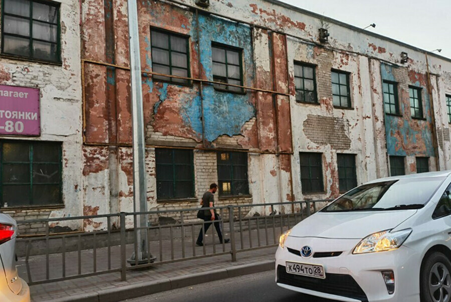 Обшарпанное здание автоколонны в Благовещенске приведут в порядок этим летом