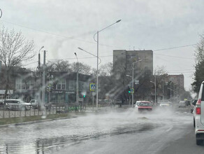 Горячей водой полностью затопило проезжую часть в центре Благовещенска видео