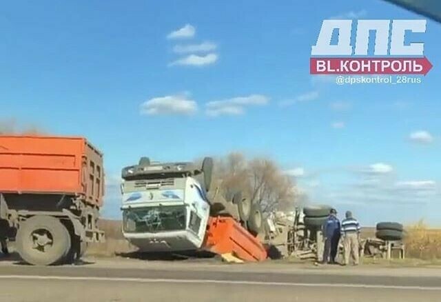 В Тамбовском районе произошло ДТП с двумя КамАЗами Один перевернулся видео