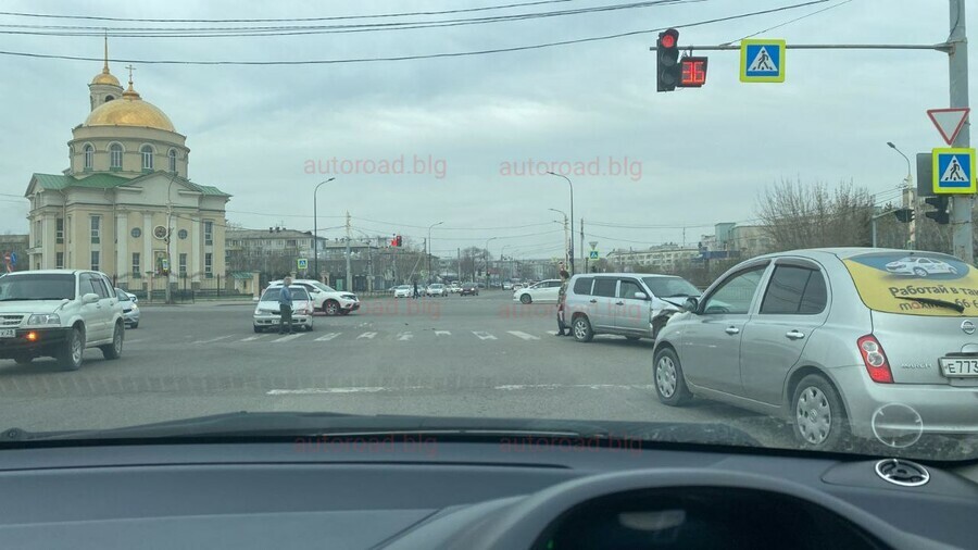 В Благовещенске на одном из самых аварийных перекрестков изза ДТП затруднено движение