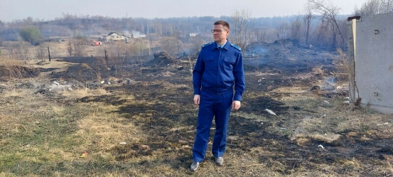 В Амурской области пал зашел в село загорелись постройки