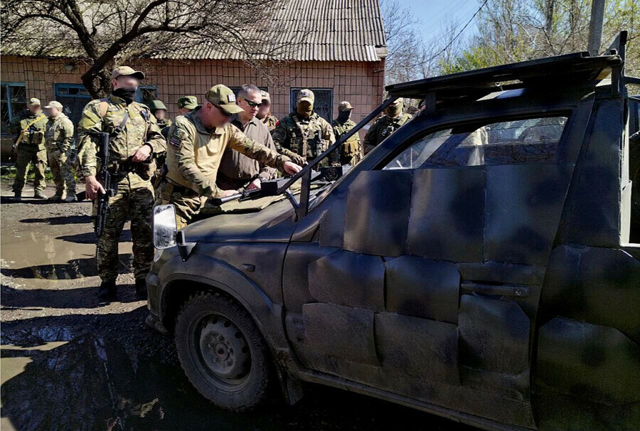 В зону СВО российским бойцам впервые привезли иностранные системы обнаружения и подавления БПЛА фото