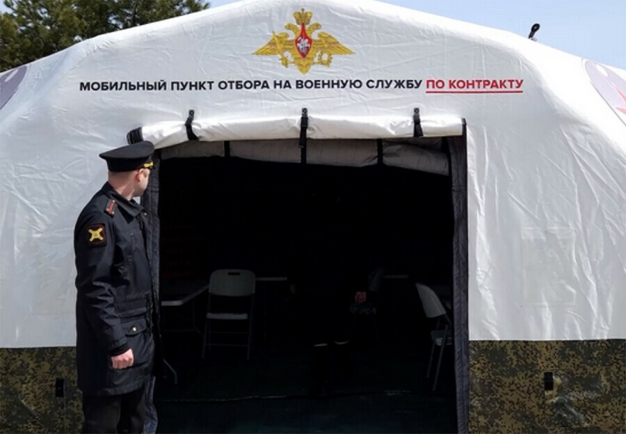 Более 150 жителей Белогорска решили стать военнослужащими по контракту фото