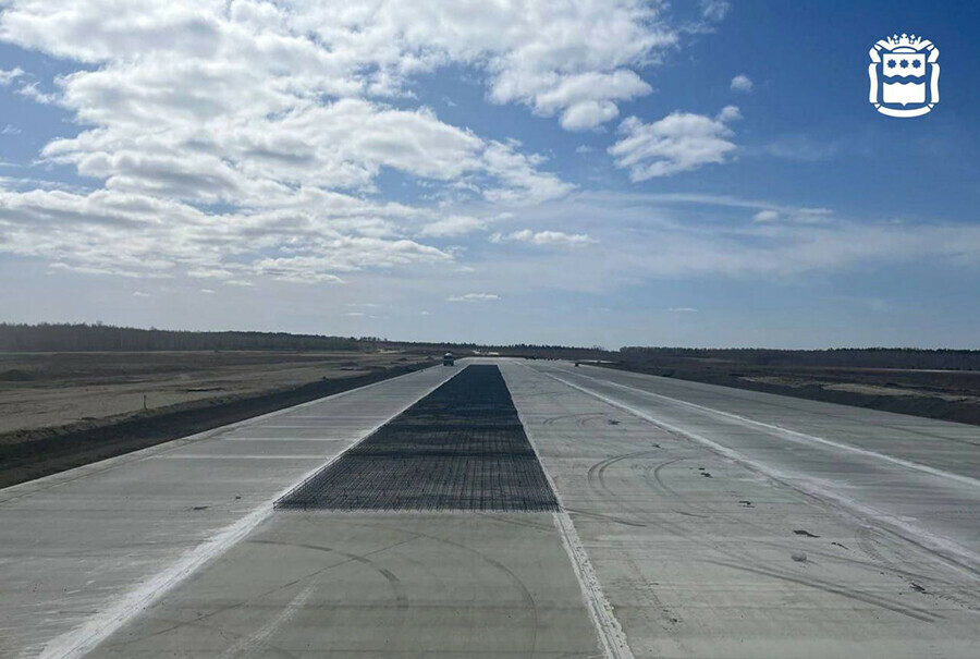 Как идет бетонирование новой взлётнопосадочной полосы в аэропорту Благовещенска