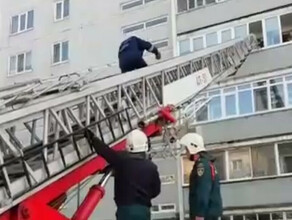 Войти в свою квартиру с балкона амурчанка смогла только с помощью спасателей видео