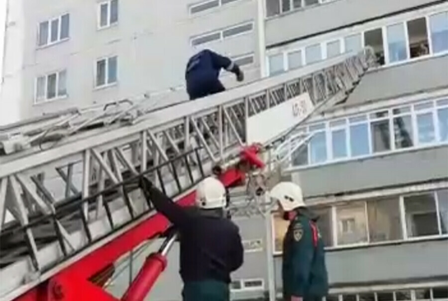 Войти в свою квартиру с балкона амурчанка смогла только с помощью спасателей видео